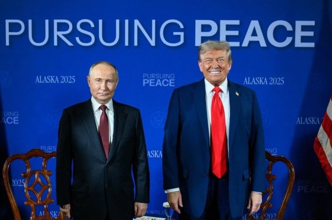 Donald Trump e Vladimir Putin em reunião no Alasca -  (crédito: Reprodução/Casa Branca)