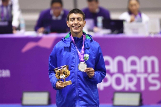 Matheus Gonçalves do Time Brasil conquista a medalha de prata no taekwondo