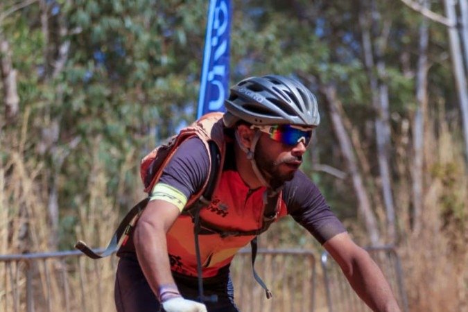 Helton usa bicicleta diariamente há 20 anos e trabalha como instrutor de ciclismo