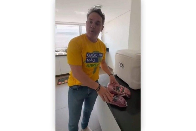 Após a bronca de Michelle, Zucco apagou o vídeo em que aparece com duas peças de picanha para o Após a bronca de Michelle, Zucco apagou o vídeo em que aparece com duas peças de picanha para o