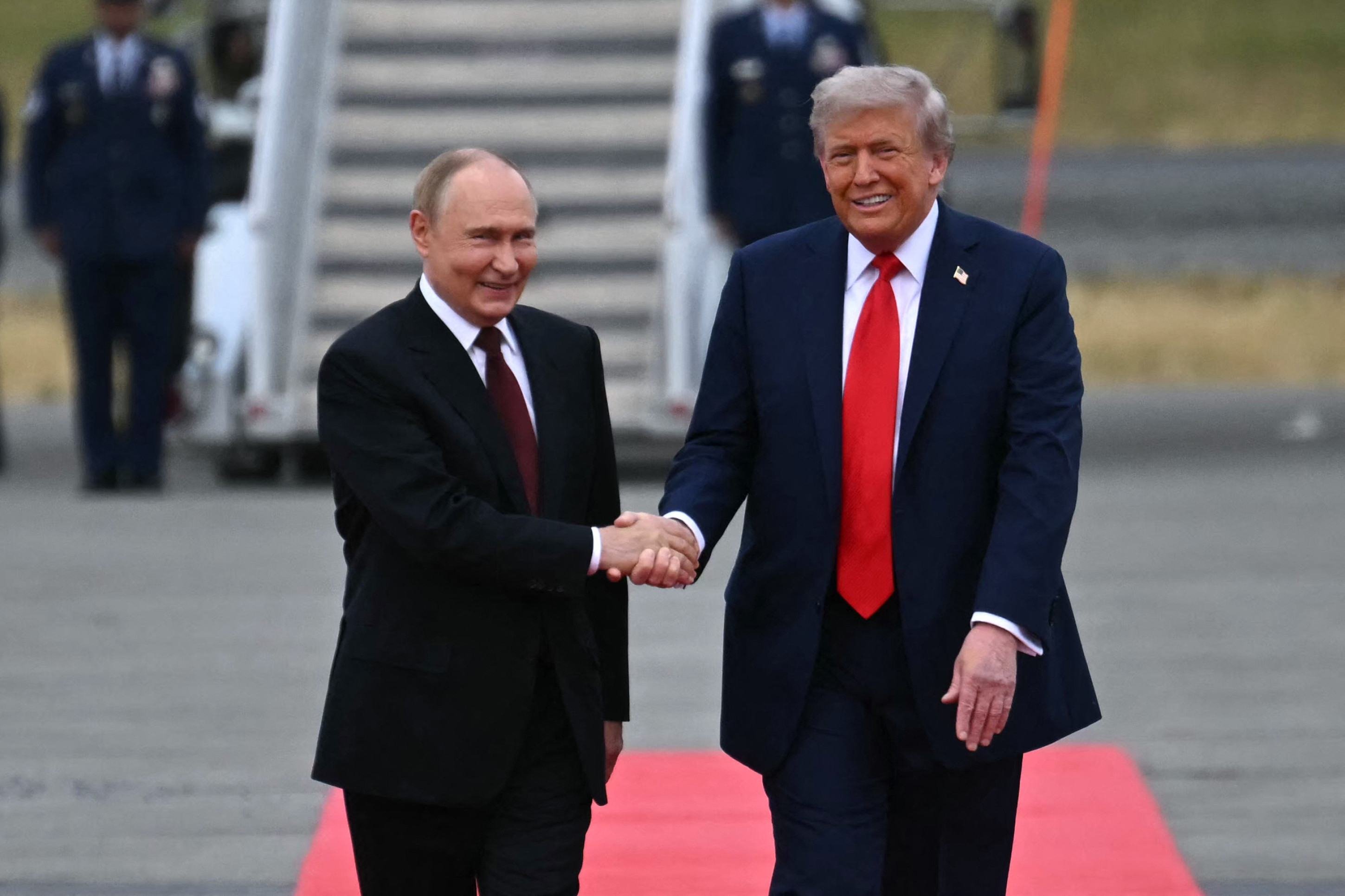 Presidentes Donald Trump e Vladimir Putin se reúnem no estado do Alasca