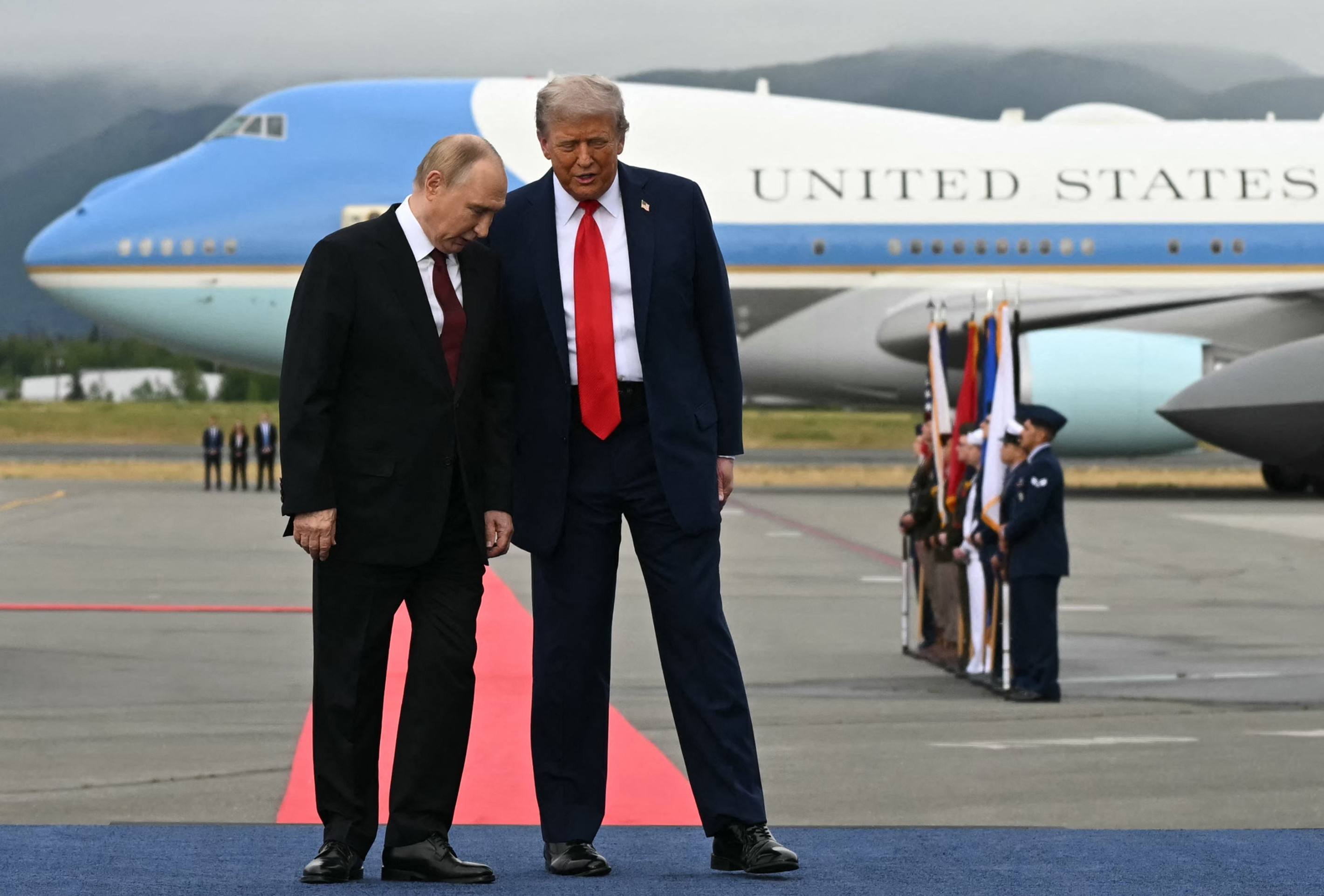 Presidentes Donald Trump e Vladimir Putin se reúnem no estado do Alasca