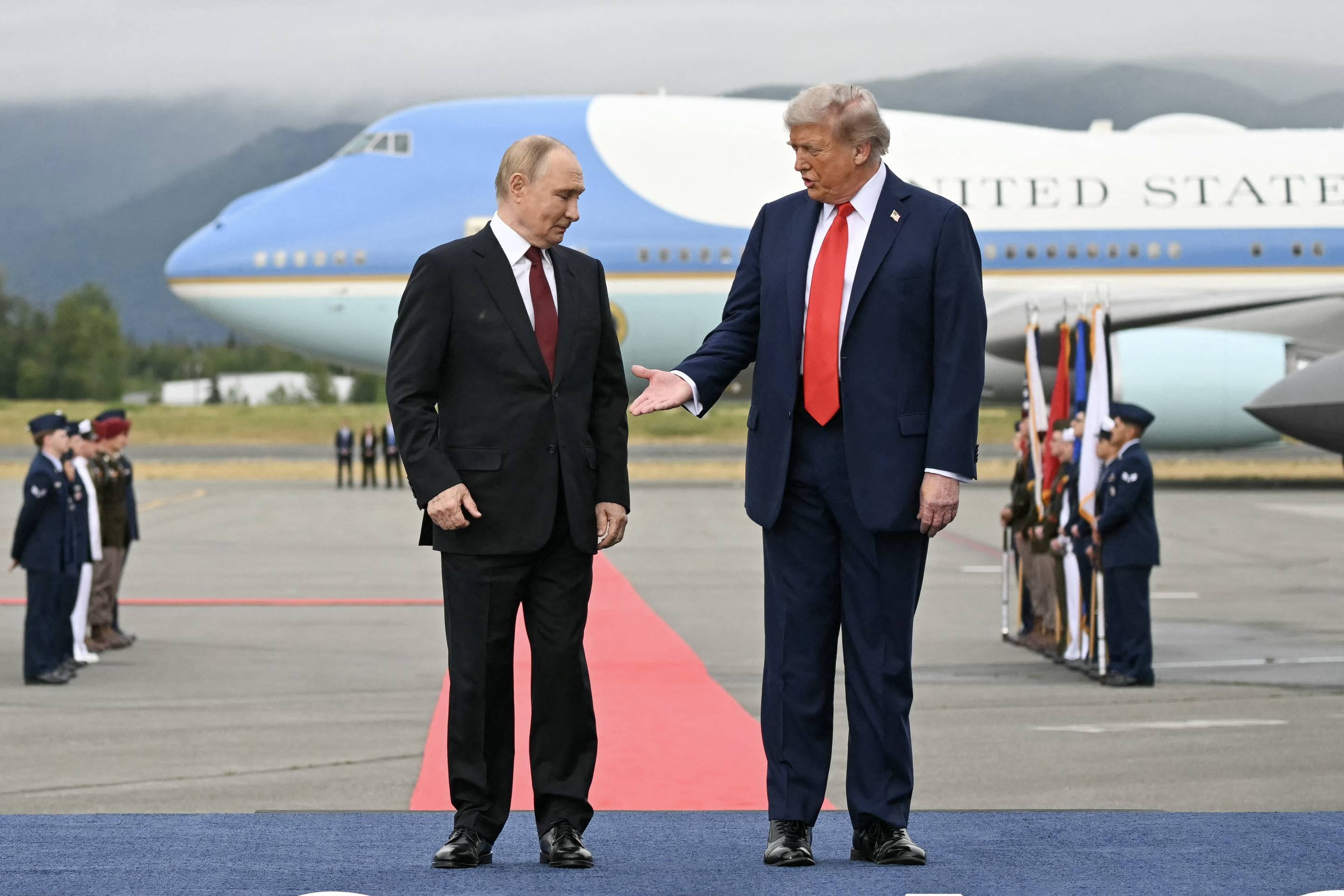 Presidentes Donald Trump e Vladimir Putin se reúnem no estado do Alasca