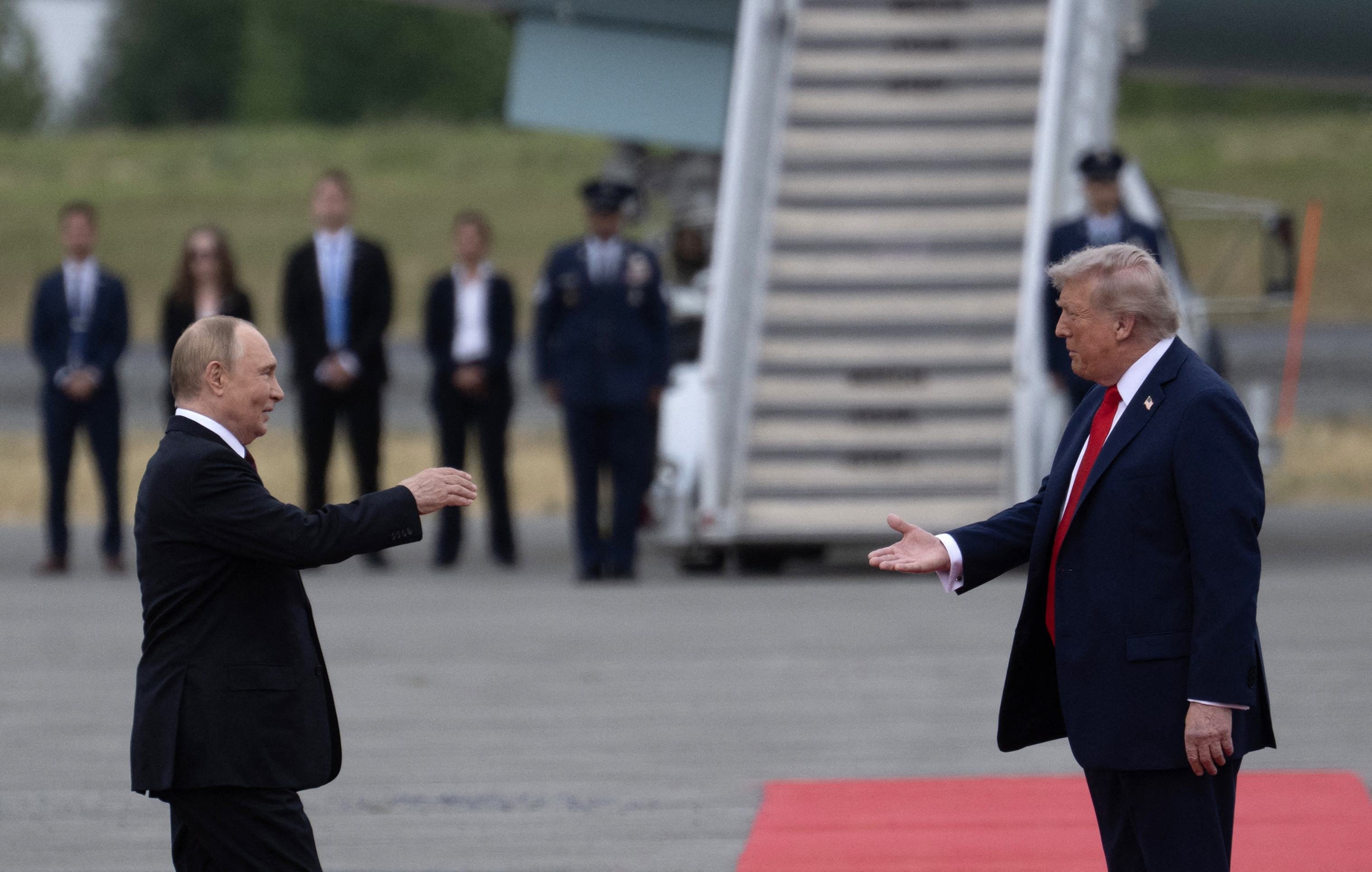 Presidentes Donald Trump e Vladimir Putin se reúnem no estado do Alasca