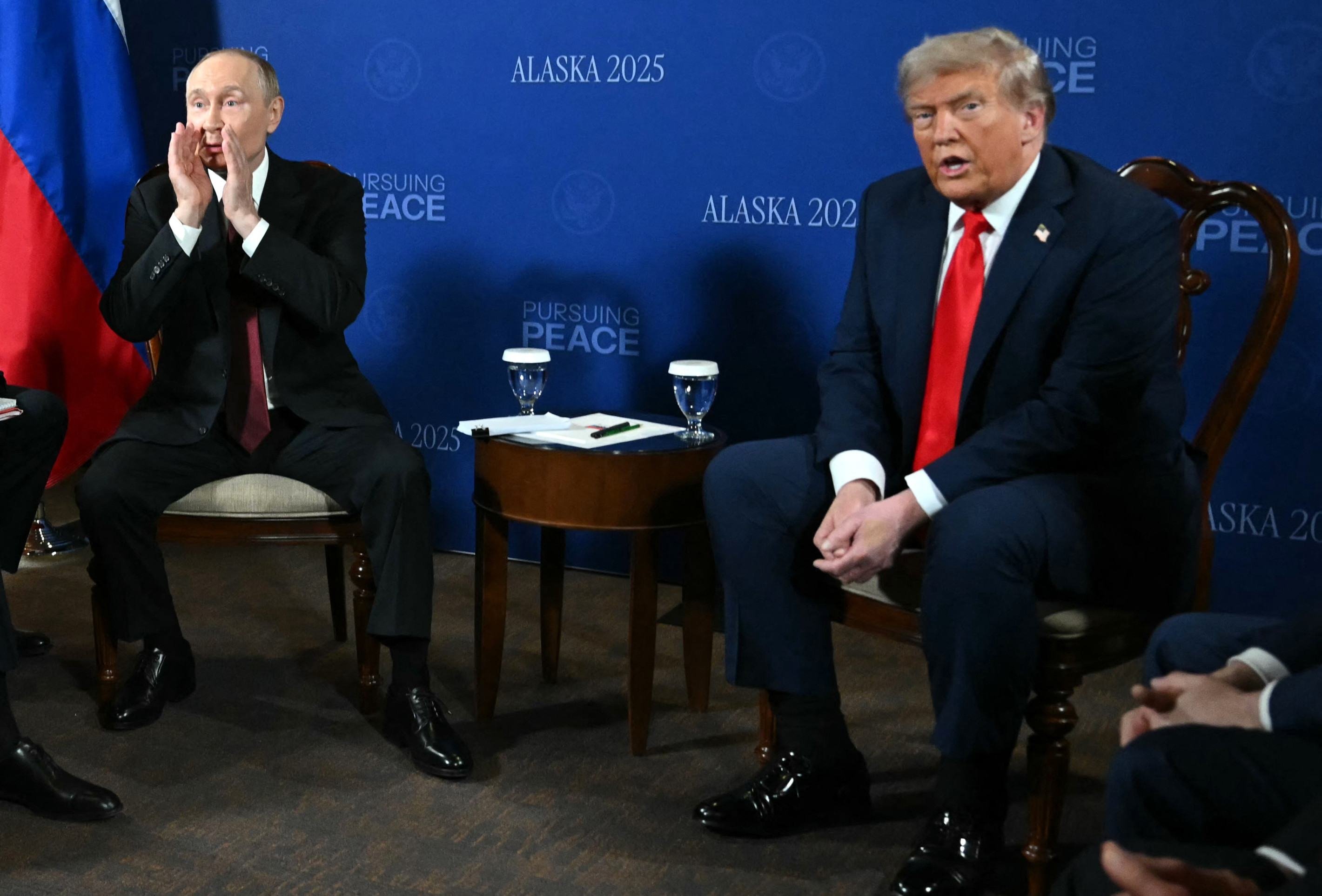 Presidentes Donald Trump e Vladimir Putin se reúnem no estado do Alasca