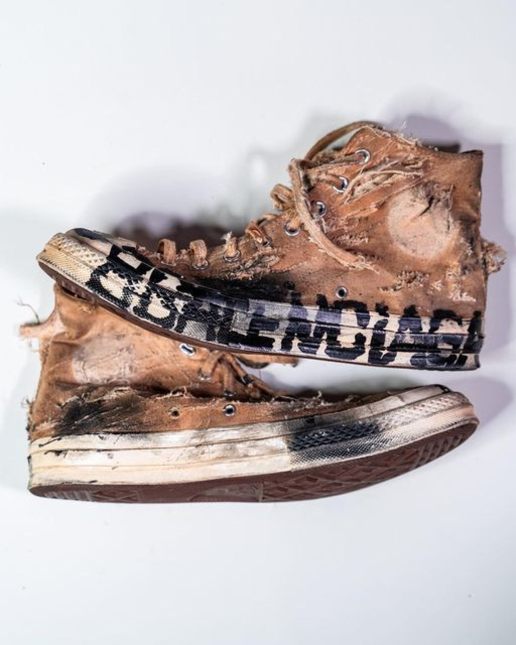 Marcas de luxo, como a Balenciaga, exploram a estética com seu modelo de tênis destruído e vendido a mais de R$ 10 mil