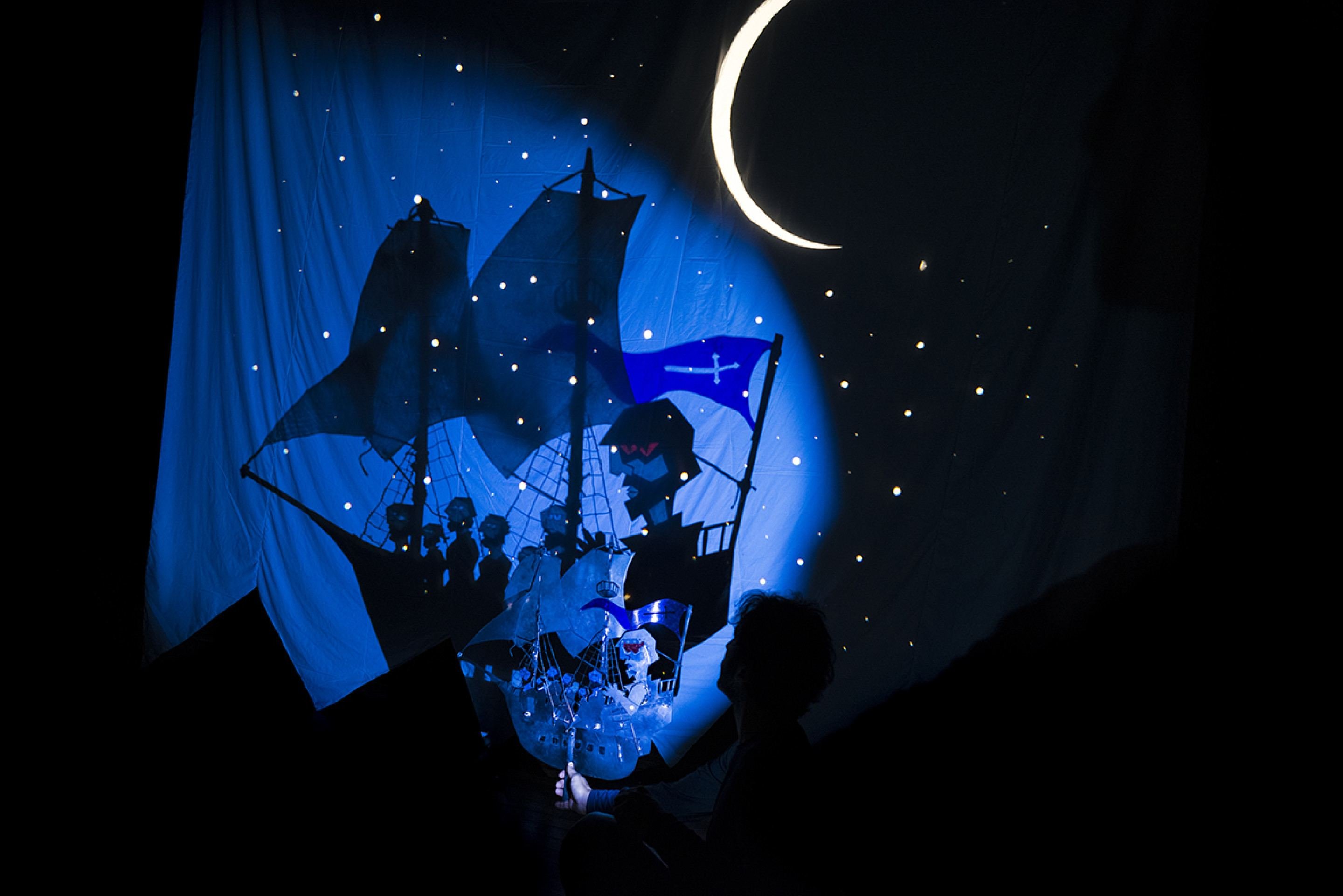 Cia Lumiato leva o teatro de sombras de '2 mundos' a Planaltina