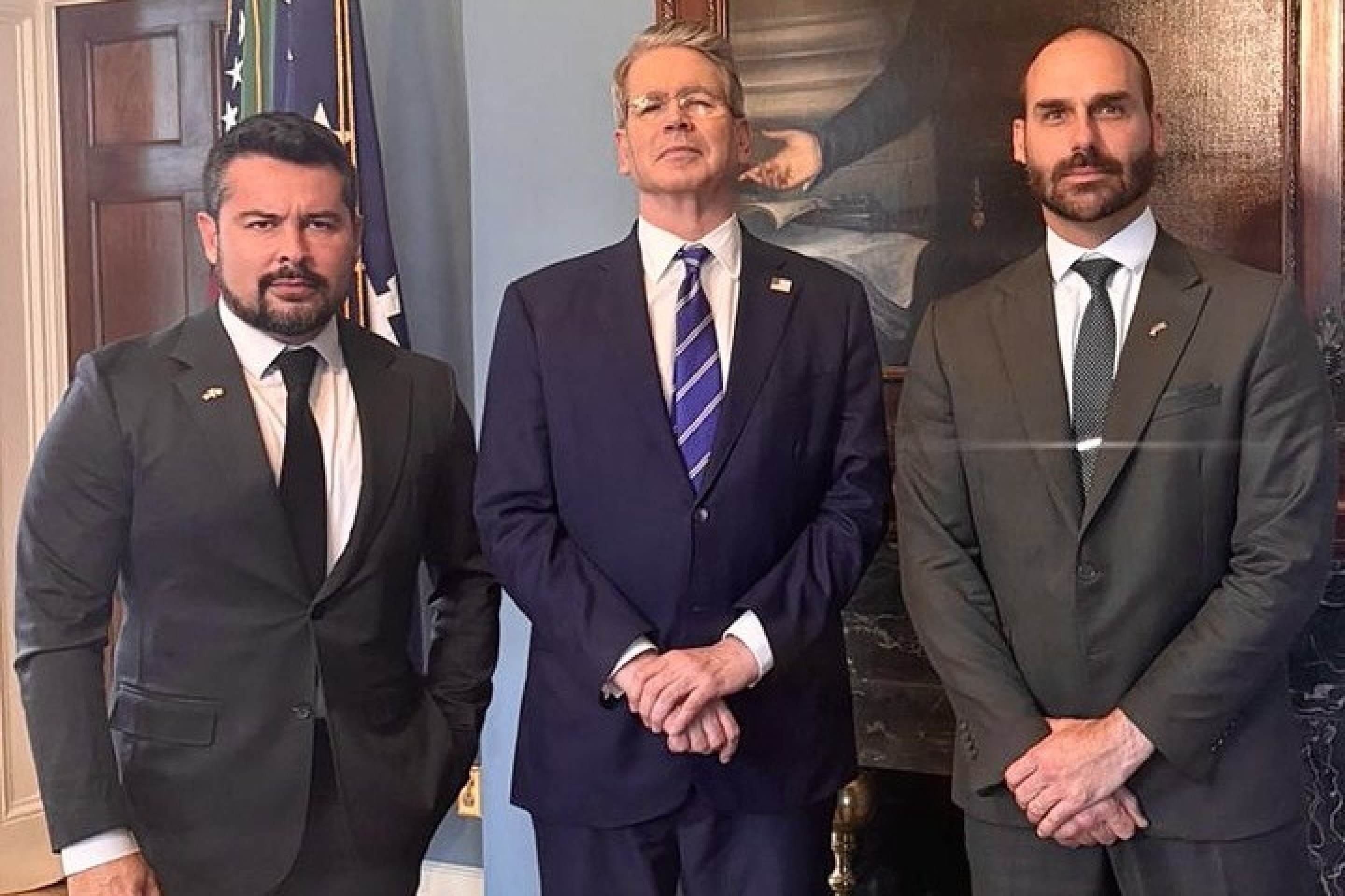 Paulo Figueiredo, Scott Bessent e Eduardo Bolsonaro após reunião nos EUA
