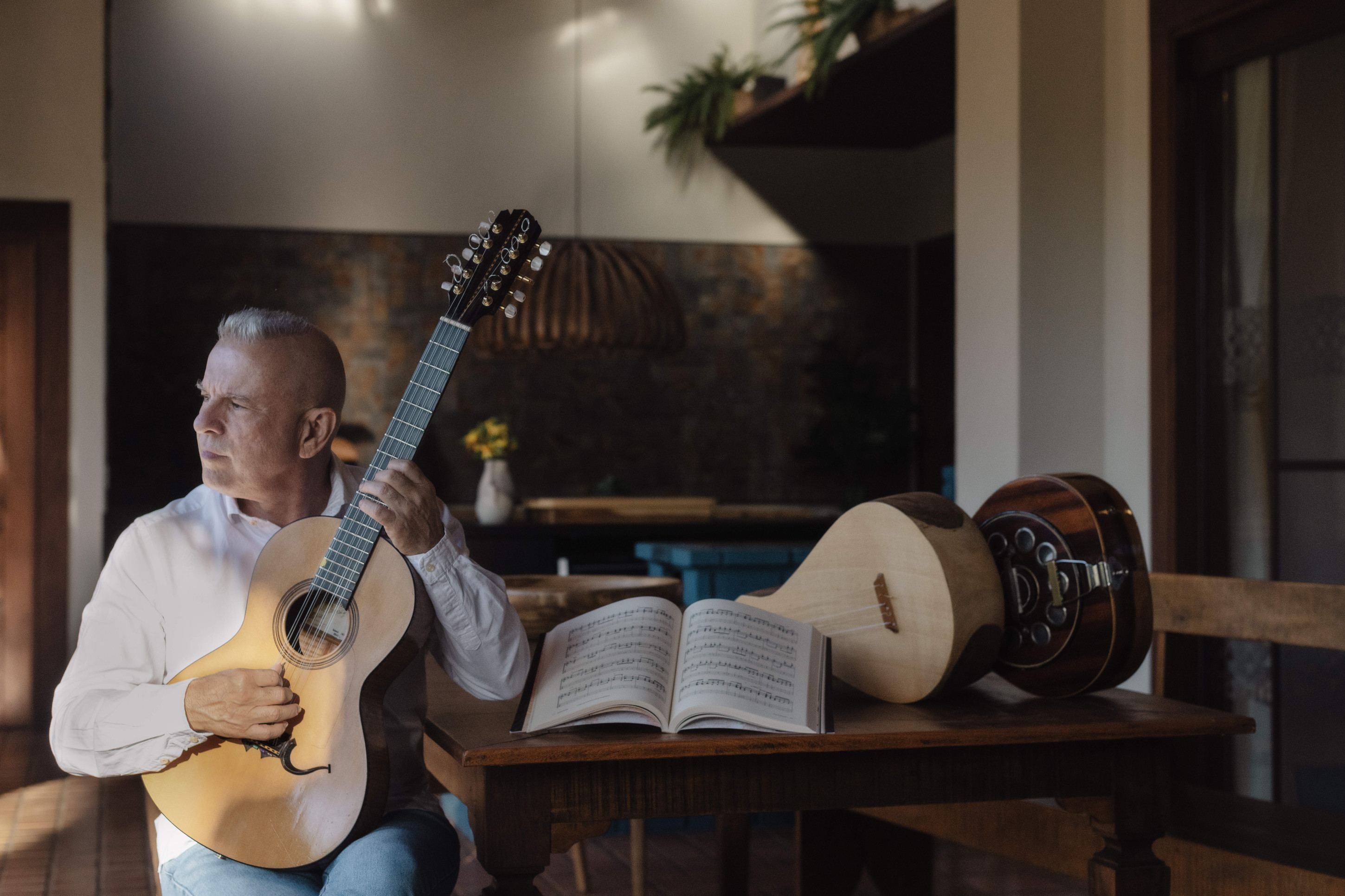 Instrumentista Roberto Corrêa faz show de lançamento do livro 'A viola solo'