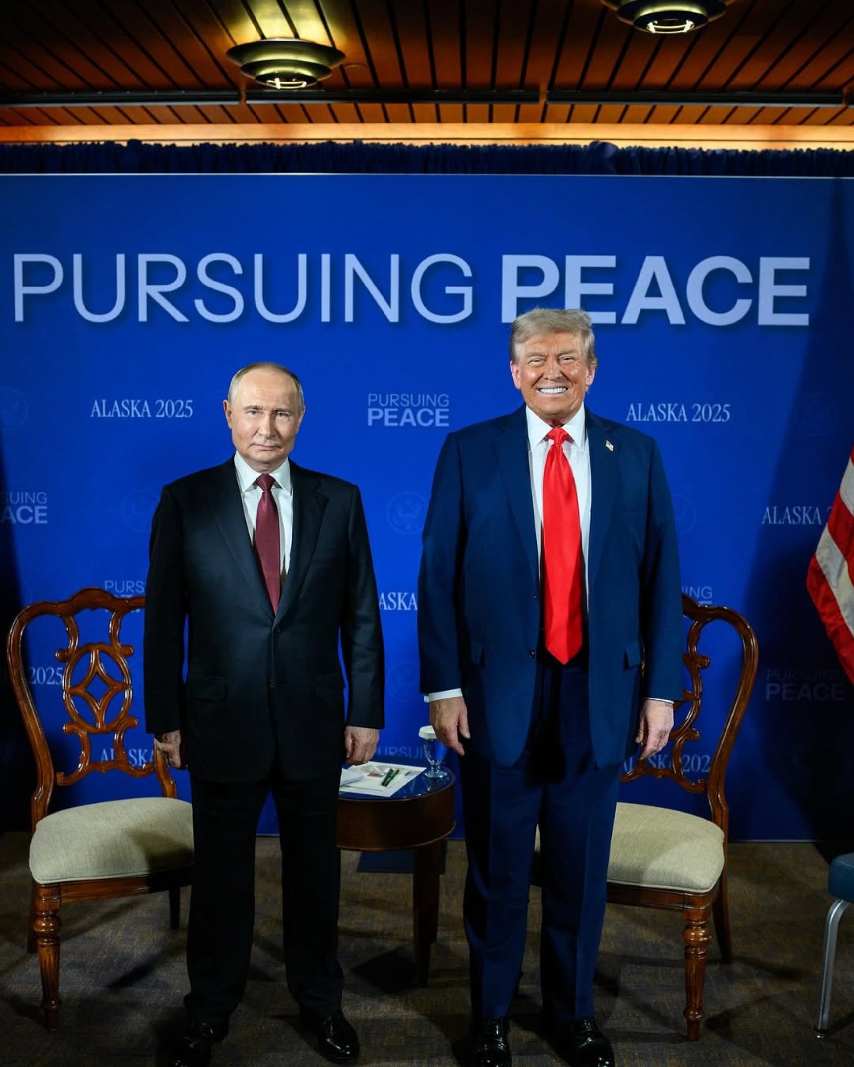 Donald Trump e Vladimir Putin em reunião no Alasca