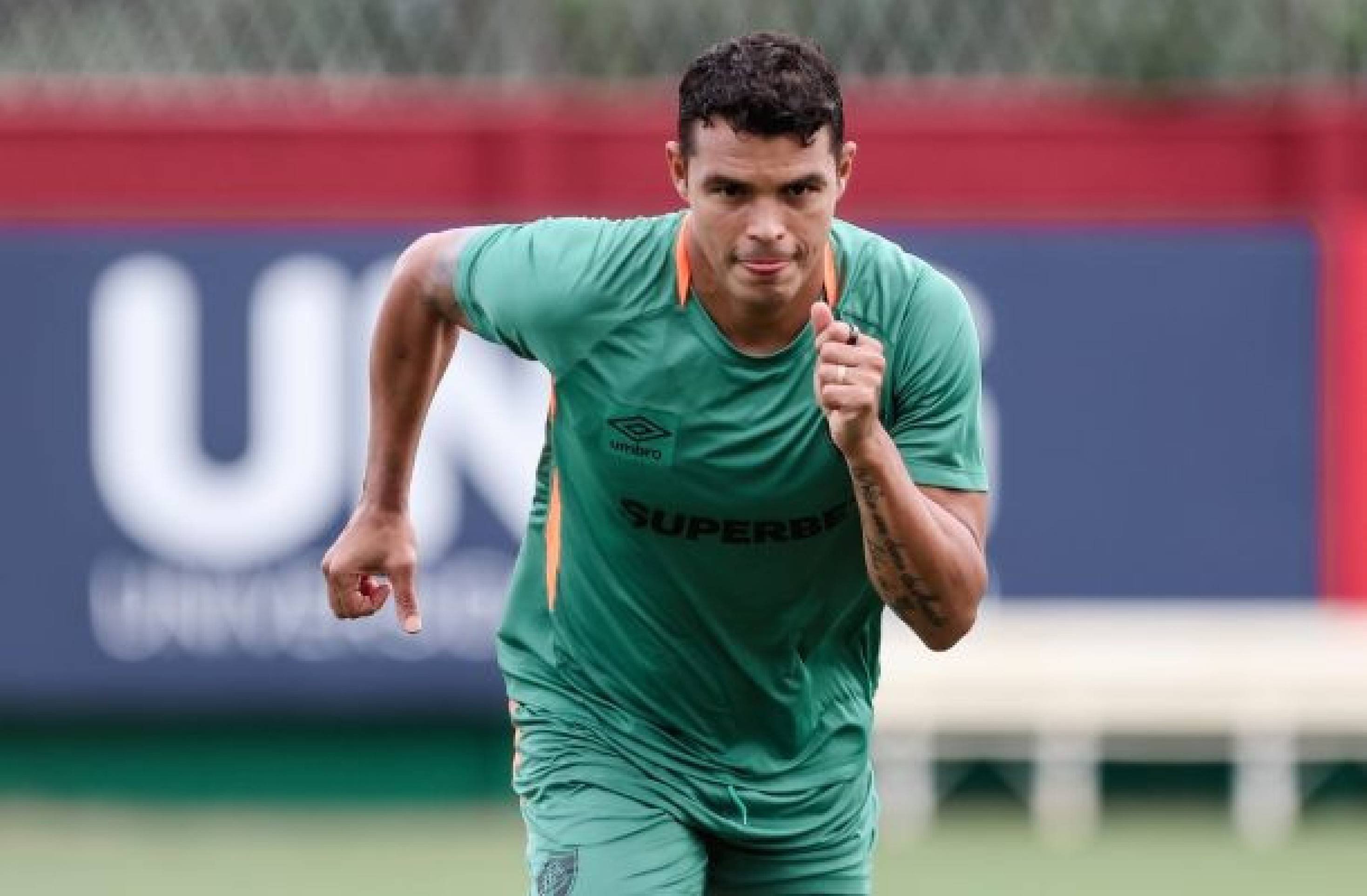 Thiago Silva volta a treinar em campo e se aproxima de retorno no Fluminense