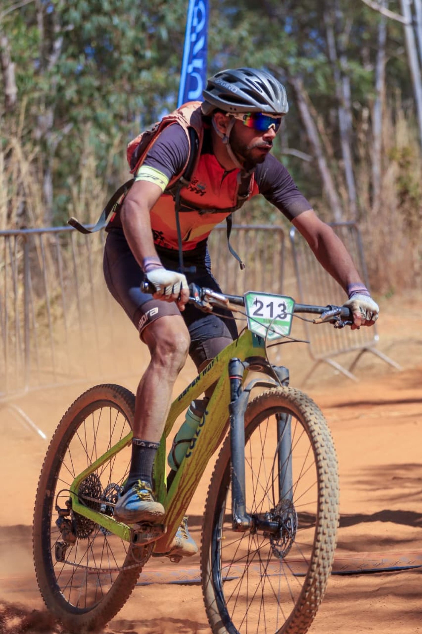 Helton usa bicicleta diariamente há 20 anos e trabalha como instrutor de ciclismo