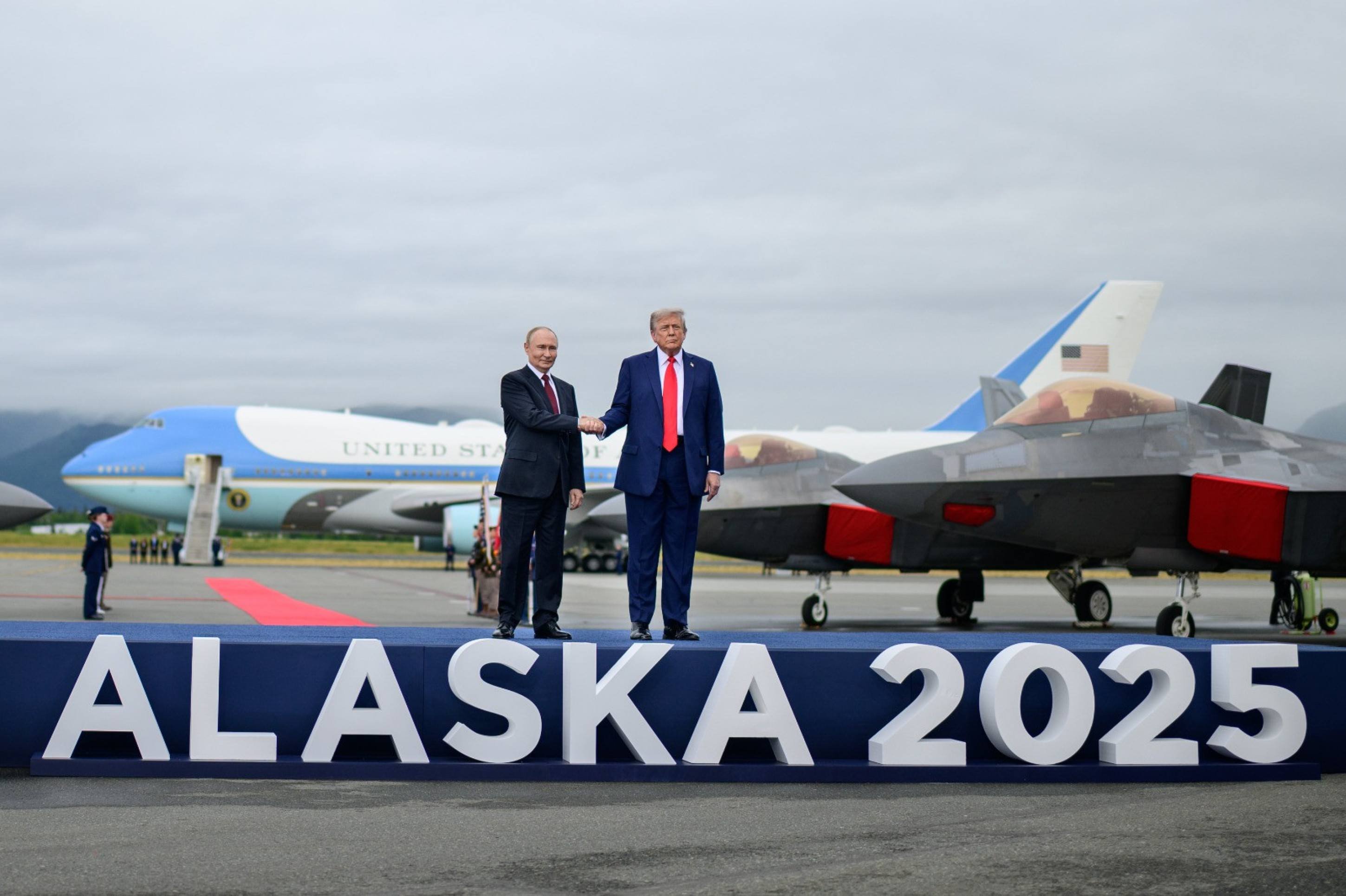 Donald Trump e Vladimir Putin em reunião no Alasca