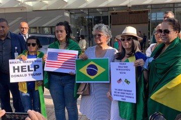 Apoiadores de Bolsonaro em frente ao hospital DF Star, onde o ex-presidente fará exames -  (crédito: Raphaela Peixoto/CB/D.A. Press)