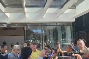 Chegada de Jair Bolsonaro ao hospital DF Star, neste sábado (16/8) -  (crédito: Giovanna Kunz/CB)