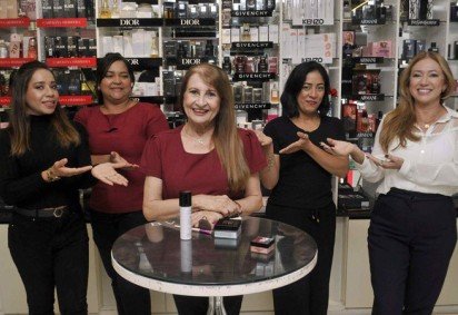A vontade de seguir crescendo torna Maria Jurema Sampaio de Araújo Oliveira, 67 anos, uma profissional diferenciada na loja de cosmético e perfume em que trabalha há 32 anos. Mesmo com a influência da internet nas vendas, ela não ficou para trás e está sempre atenta às tendências da moda. Confira outras histórias de comerciárias que, mesmo diante de barreiras geracionais e do preconceito com a idade, mantêm-se em seus empregos e conquistam respeito dos chefes e colegas jovens. - (crédito: Marcelo Ferreira/CB/D.A Press) A vontade de seguir crescendo torna Maria Jurema Sampaio de Araújo Oliveira, 67 anos, uma profissional diferenciada na loja de cosmético e perfume em que trabalha há 32 anos. Mesmo com a influência da internet nas vendas, ela não ficou para trás e está sempre atenta às tendências da moda. Confira outras histórias de comerciárias que, mesmo diante de barreiras geracionais e do preconceito com a idade, mantêm-se em seus empregos e conquistam respeito dos chefes e colegas jovens. - (crédito: Marcelo Ferreira/CB/D.A Press)