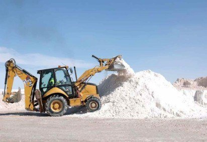 Evo Morales recebe amostras de carbonato de lítio em 2009, extraídas de uma fábrica piloto no salar de Uyuni, no sudoeste da Bolívia -  (crédito: Getty Images) -Evo Morales recebe amostras de carbonato de lítio em 2009, extraídas de uma fábrica piloto no salar de Uyuni, no sudoeste da Bolívia -  (crédito: Getty Images)