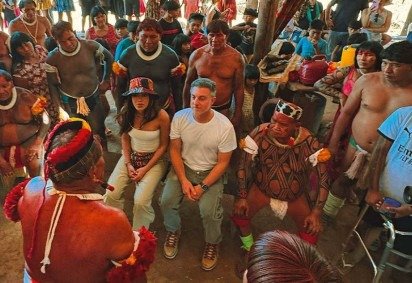 Anitta e Luciano Huck visitam aldeia no Xingu -  (crédito: Reprodução/Instagram @midiaindigenaoficial) -Anitta e Luciano Huck visitam aldeia no Xingu -  (crédito: Reprodução/Instagram @midiaindigenaoficial)