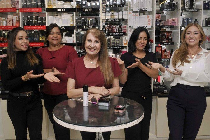 A vontade de seguir crescendo torna  Maria Jurema Sampaio de Araújo Oliveira, 67 anos, uma profissional diferenciada na loja de cosmético e perfume em que trabalha há 32 anos. Mesmo com a influência da internet nas vendas, ela não ficou para trás e está sempre atenta às tendências da moda. Confira outras histórias de comerciárias que, mesmo diante de barreiras geracionais e do preconceito com a idade, mantêm-se em seus empregos e conquistam respeito dos chefes e colegas jovens. -  (crédito: Marcelo Ferreira/CB/D.A Press)