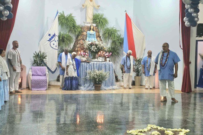 Dona Jurema com os filhos Ricardo (atrás dela) e Celso (ao lado). Em seguida, Gilberto Marcos e Edinho da Silva