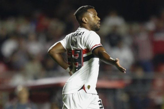 LUAN - Foi titular pela primeira vez desde este retorno ao São Paulo, mas sentiu a falta de ritmo. Se mostrou uma marcha atrás dos companheiros, mas não comprometeu também. Contudo, o São Paulo sentiu o meio de campo desfalcado na Ilha do Retiro - Nota: 5,5 - Foto: Miguel Schincariol / São Paulo FC