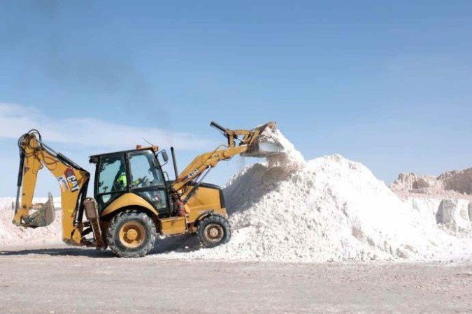 Evo Morales recebe amostras de carbonato de lítio em 2009, extraídas de uma fábrica piloto no salar de Uyuni, no sudoeste da Bolívia -  (crédito: Getty Images)