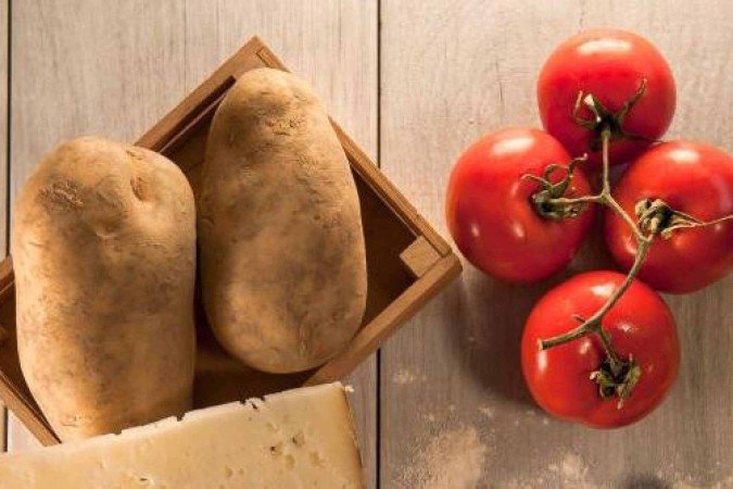 À esquerda, <em>Solanum lycopersicum</em>; à direita, <em>Solanum etuberosum</em>: os descendentes dos progenitores da batata -  (crédito: LOC/Biblioteca do Patrimônio da Biodiversidade)