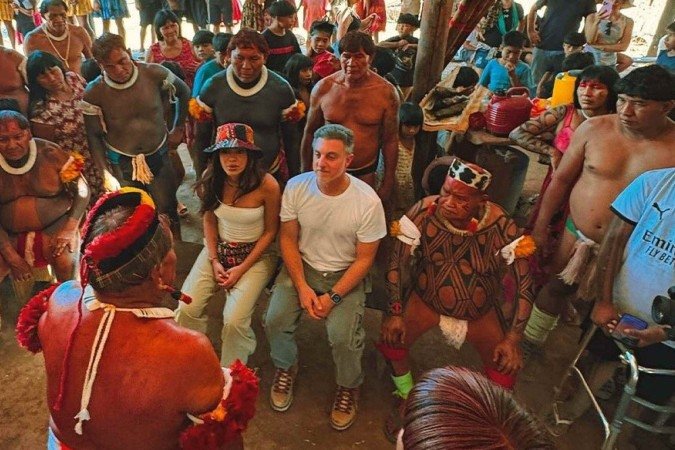 Anitta e Luciano Huck visitam aldeia no Xingu -  (crédito: Reprodução/Instagram @midiaindigenaoficial)