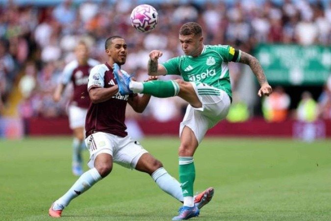 Trippier (do Newcastle de verde) luta pela bola com Tielemans do Aston Villa - (crédito: Foto: Dan Istitene/Getty Images) Trippier (do Newcastle de verde) luta pela bola com Tielemans do Aston Villa - (crédito: Foto: Dan Istitene/Getty Images)