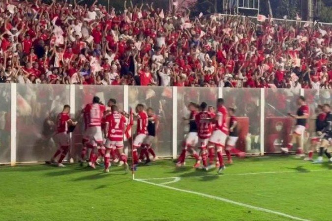 Jogadores do Vila Nova comemoram o gol-relâmpago de Elias diante do Goias - (crédito: Foto: Reprodução) Jogadores do Vila Nova comemoram o gol-relâmpago de Elias diante do Goias - (crédito: Foto: Reprodução)