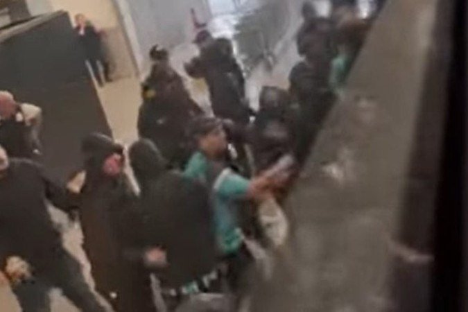 Torcedores danificam ônibus do Grêmio no aeroporto  -  (crédito: Foto: Reprodução de vídeo redes sociais )