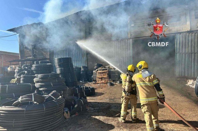 Incêndio atinge fábrica de recicláveis em Ceilândia - (crédito: Divulgação/Corpo de Bombeiros do DF) Incêndio atinge fábrica de recicláveis em Ceilândia - (crédito: Divulgação/Corpo de Bombeiros do DF)