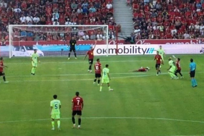 Chute de Yamal vai doreto na cabeça de Raillo , que cai estatelado. Mas o juiz não parou olance e,no fim,o Barça fez gol - (crédito: Foto: Reprodução de TV (ESPN)) Chute de Yamal vai doreto na cabeça de Raillo , que cai estatelado. Mas o juiz não parou olance e,no fim,o Barça fez gol - (crédito: Foto: Reprodução de TV (ESPN))