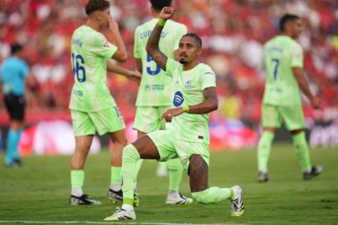 Raphinha marca, Yamal faz gol e dá assistência e Barcelona vence Mallorca por 3 a 0. Mas jogo teve gol muito polêmico para o Barça -  (crédito: Foto: Rafa Babot/Getty Images)