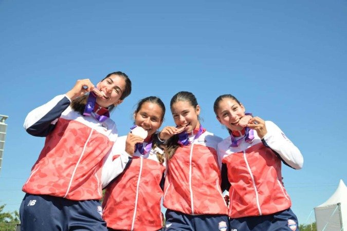 Equipe de remo do Paraguai comemora uma das medalhas de bronze conquistadas no Pan: fôlego para impulsionar projeto esportivo do anfitrião dos Jogos
- (crédito: Divulgação) Equipe de remo do Paraguai comemora uma das medalhas de bronze conquistadas no Pan: fôlego para impulsionar projeto esportivo do anfitrião dos Jogos
- (crédito: Divulgação)