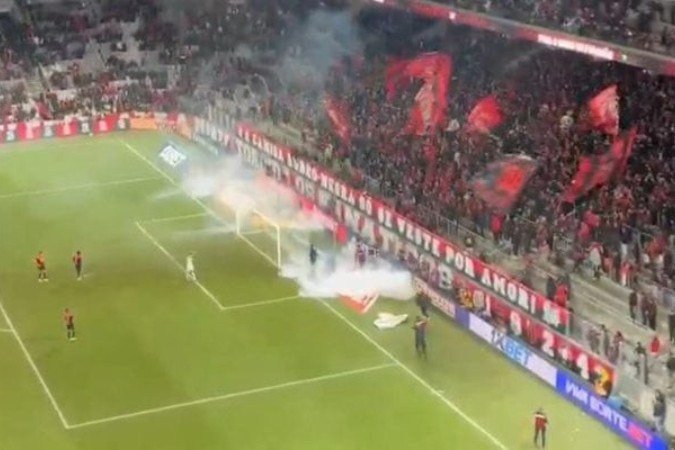 Arena da Baixada virou uma praça de guerra neste sábado  -  (crédito: Foto: Reprodução )