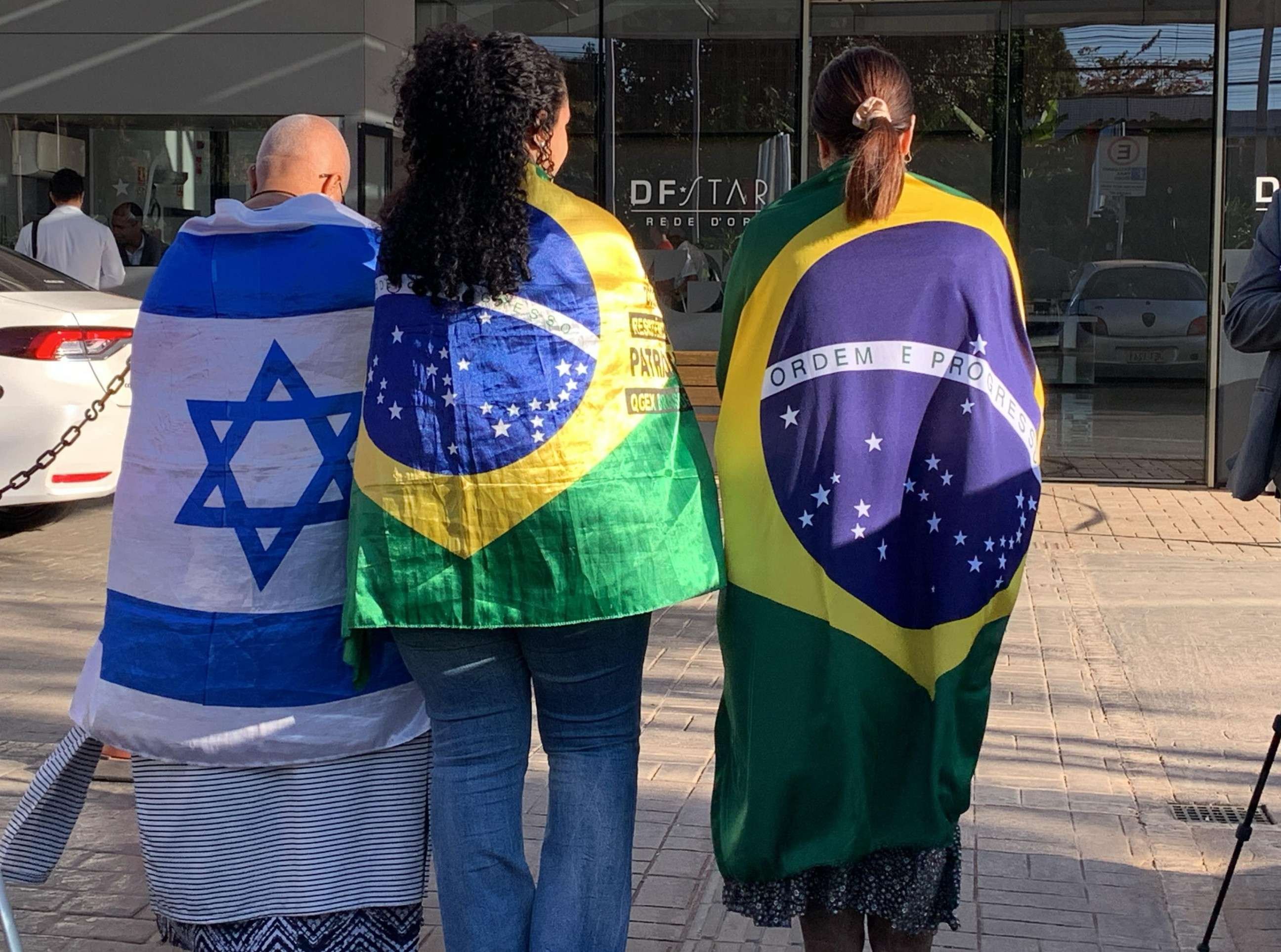 Apoiadores de Bolsonaro em frente ao hospital DF Star, onde o ex-presidente fará exames