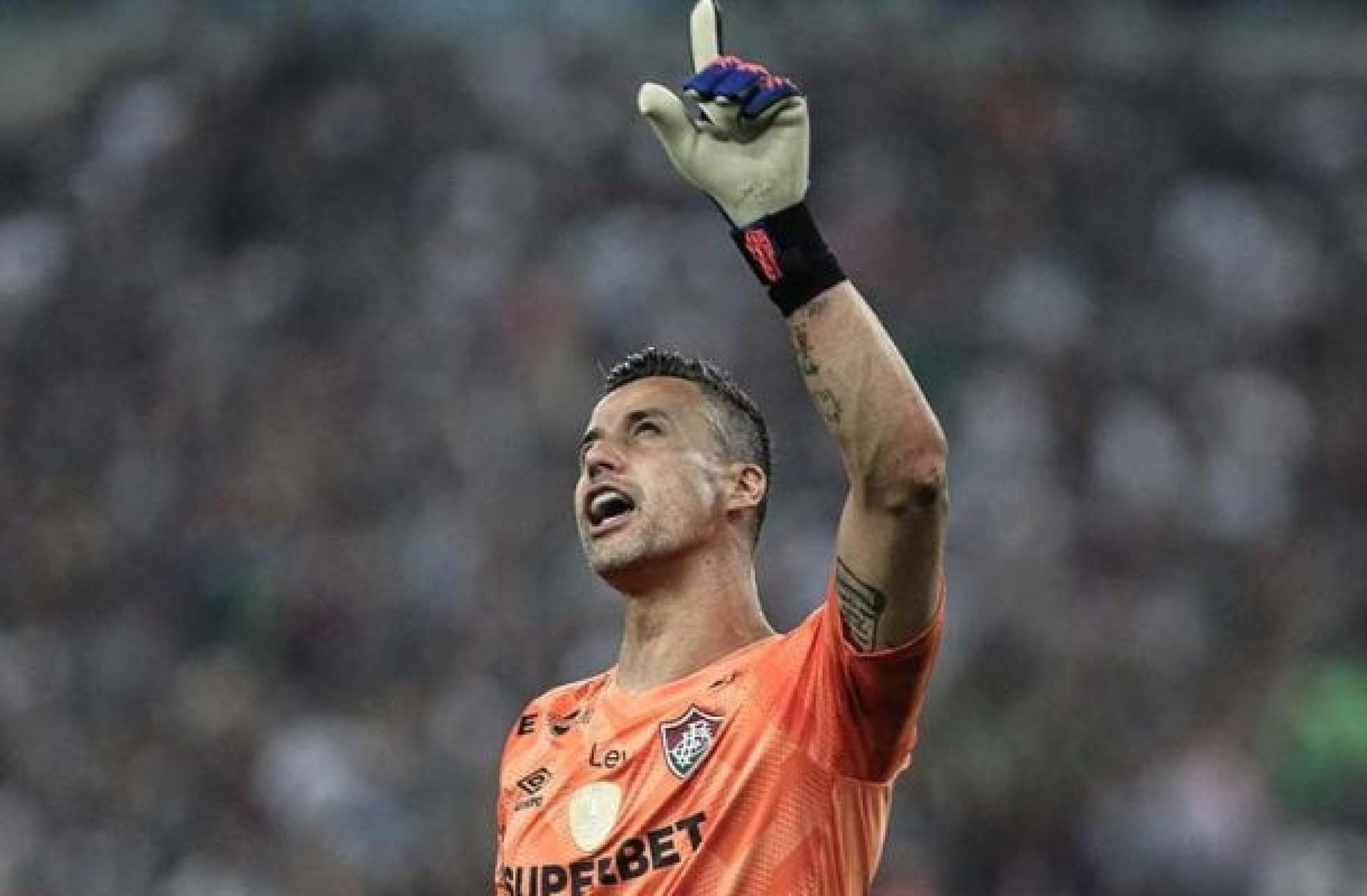 Fábio iguala recorde histórico com 1.390 jogos como profissional