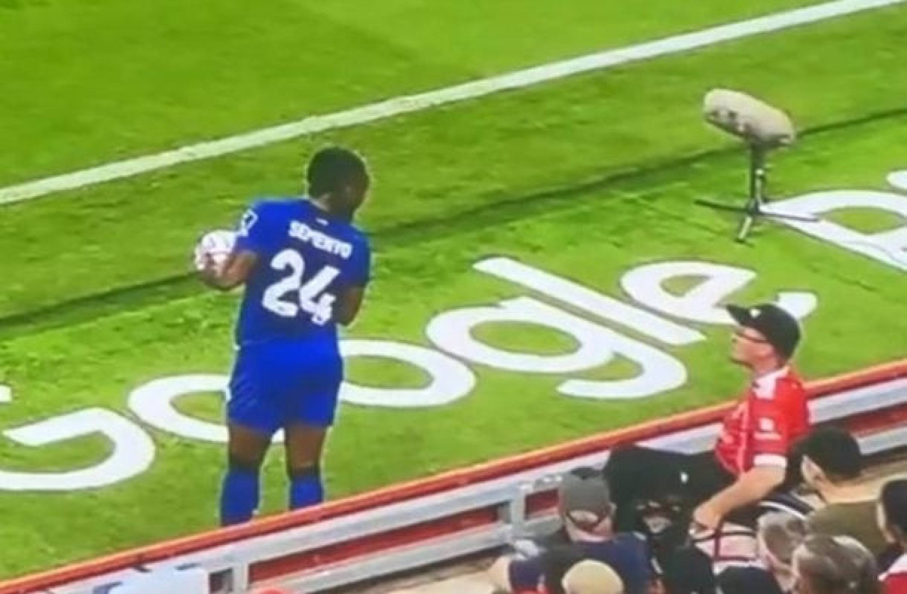 Polícia prende torcedor que cometeu racismo em jogo do Liverpool