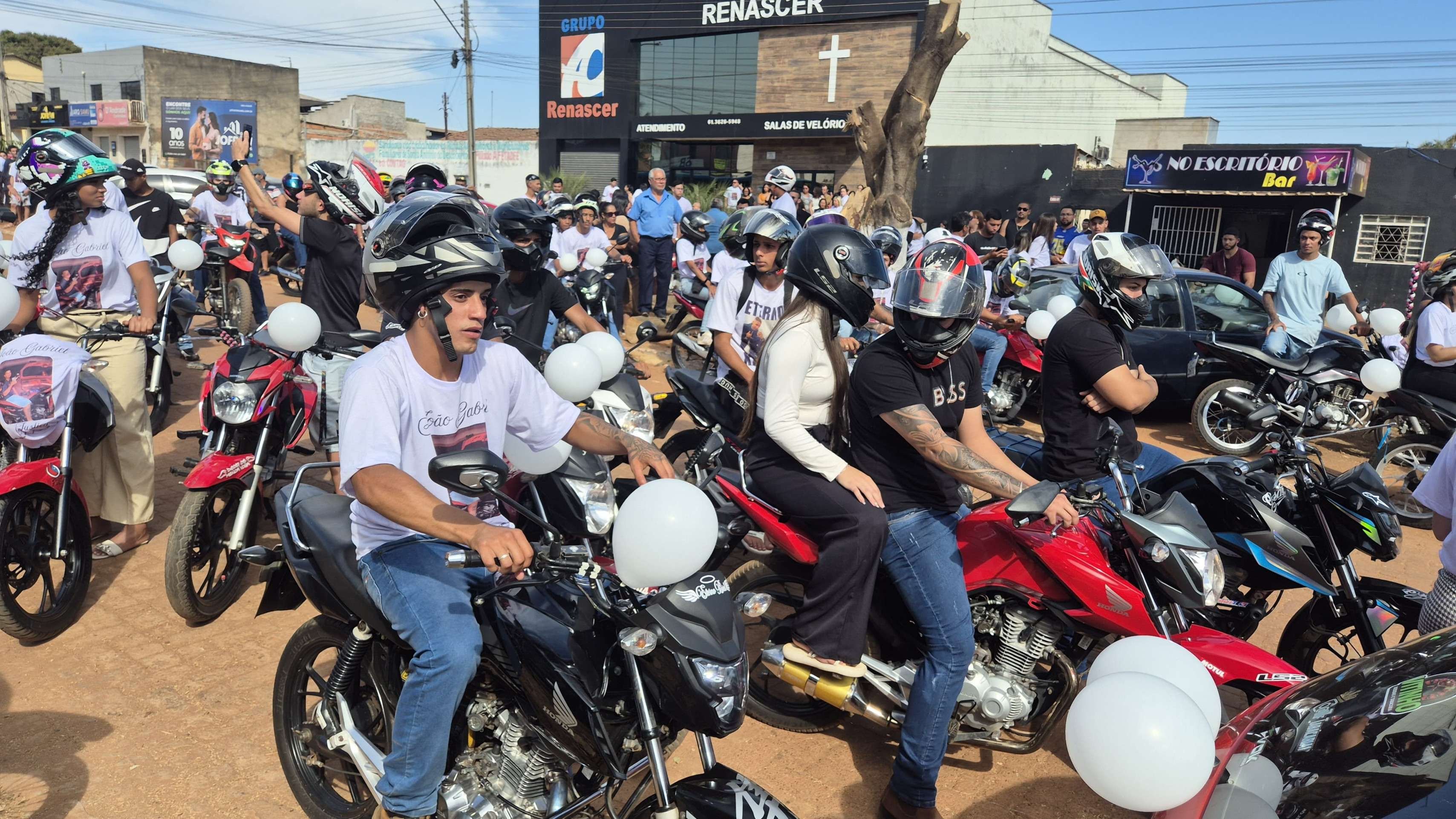 Família e amigos fazem motociata e pedem justiça por jovem morto