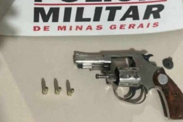 Casal é preso com arma escondida em carrinho de bebê - PMMG/Divulgação
