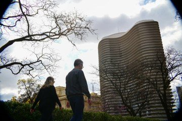Mesmo com frio intenso na manhã, o clima firme permite caminhadas em locais de BH como a Praça da Liberdade -  (crédito: Leandro Couri/EM/D.A.Press)