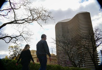 Mesmo com frio intenso na manhã, o clima firme permite caminhadas em locais de BH como a Praça da Liberdade -  (crédito: Leandro Couri/EM/D.A.Press)