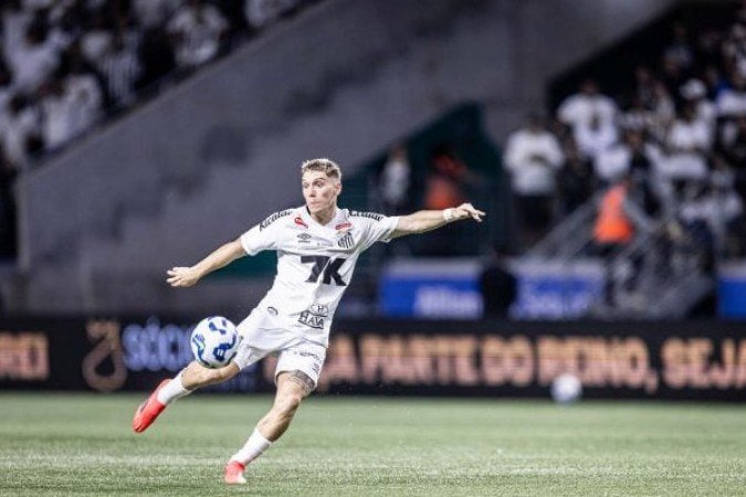 ROLLHEISER - Meia-atacante, que poderia ter sido titular, entrou quando o placar já estava 6 a 0. Aí fica difícil. NOTA 3,5. Foto: Raul Baretta/ Santos FC.