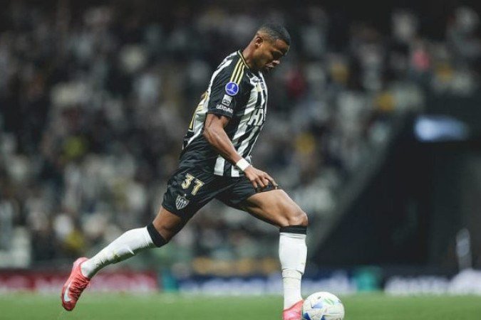 JÚNIOR SANTOS  - Entrou na reta final, errou tudo que fez e foi responsável direto pelo lance do terceiro gol do Grêmio ao dar um passe errado. NOTA 3,5 - Foto:  Pedro Souza / Atlético