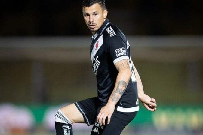 HUGO MOURA - De maneira inimaginável levou amarelo com 15 segundos por levantar a sola e acertar o rosto de Tiquinho Soares, ainda que lateralmente. No entanto, melhorou no jogo, sendo importante na saída de bola atuando como zagueiro. NOTA 7,0. Foto: Matheus Lima/Vasco