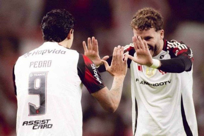 Pedro comemora um deseus dois gols com Leo Pereira. Flamengo fez 3 a 1 em cima do Internacional, no Beira-Rio - (crédito: Foto: Adriano Fontes / Flamengo) Pedro comemora um deseus dois gols com Leo Pereira. Flamengo fez 3 a 1 em cima do Internacional, no Beira-Rio - (crédito: Foto: Adriano Fontes / Flamengo)