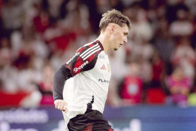 VARELA – Eficiente na defesa e no apoio, conseguiu boas jogadas e foi participativo, principalmente no primeiro tempo. Deu o passe para o primeiro gol. NOTA: 7,0 - Foto: Adriano Fontes / Flamengo