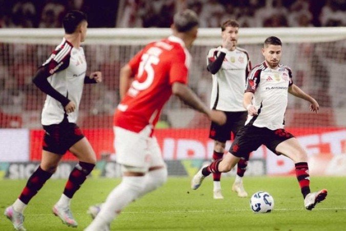 JORGINHO – Sua qualidade é indiscutível no posicionamento e com a bola nos pés. Mas desta vez foi mais discreto nas chegadas ao ataque, deixando a criação mais com Arrascaeta. NOTA: 6,5 - Foto: Adriano Fontes / Flamengo