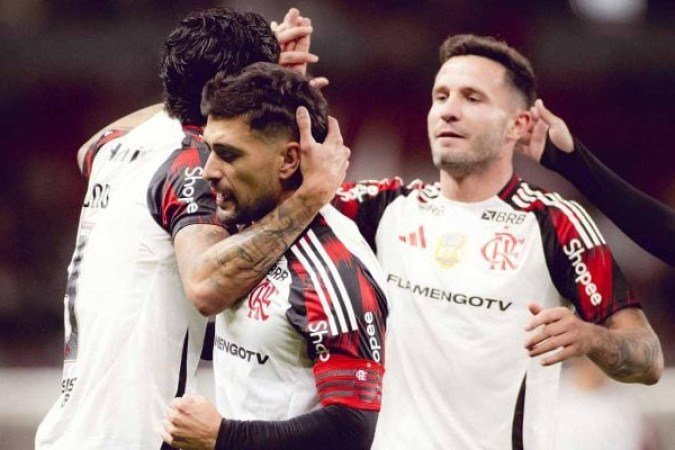 SAÚL – Ainda está se adaptando, mas pela primeira vez jogou o tempo inteiro e mostrou bom entendimento no posicionamento com Jorginho. NOTA: 6,5- Foto: Adriano Fontes/Flamengo